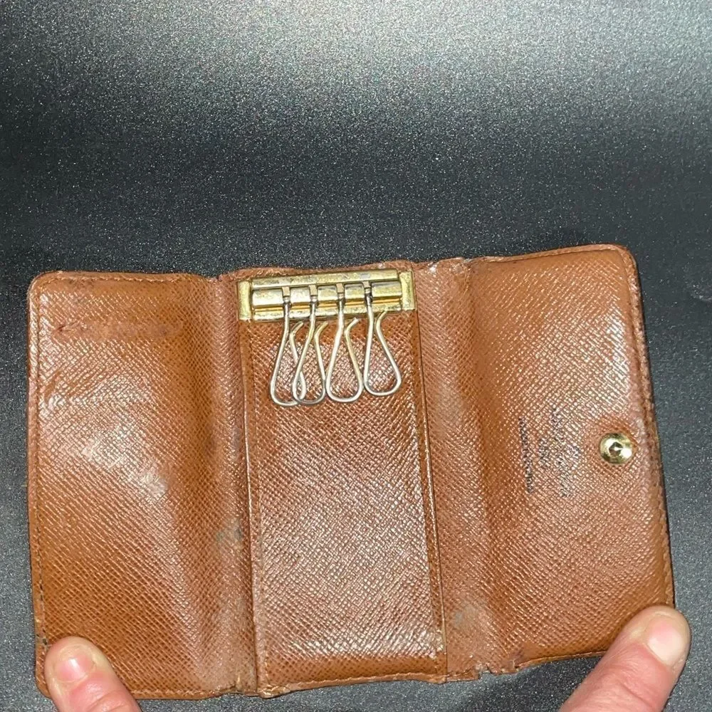 AUTHENTIC Louis Vuitton Monogram 4 Key Wallet